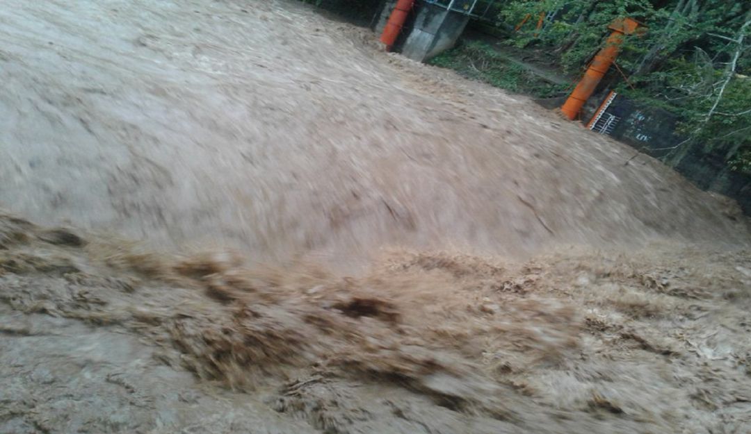 Derrumbe en la quebrada el Pato, origen de creciente de lodo en el río Cali