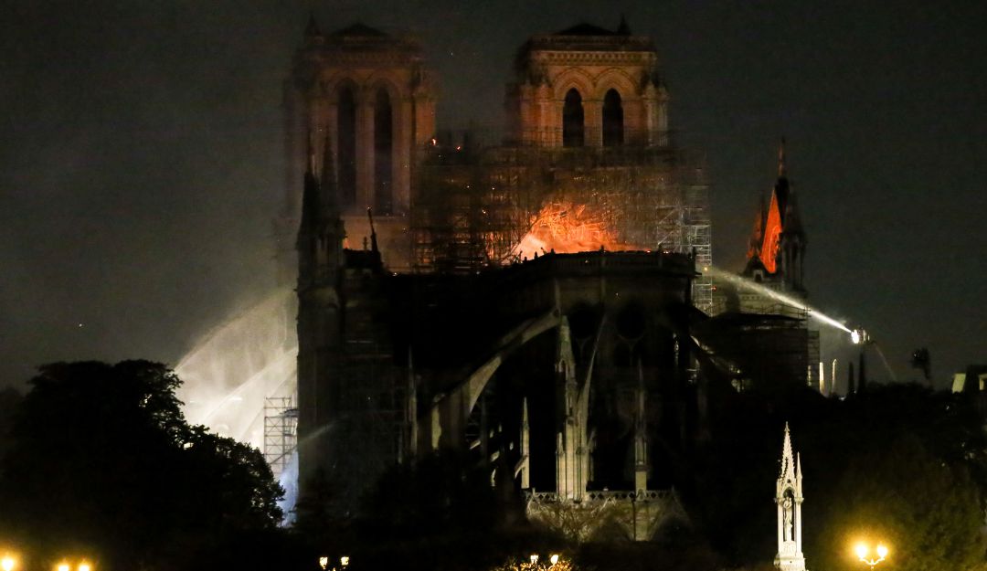 Obreros en Notre Dame violaron prohibición de fumar