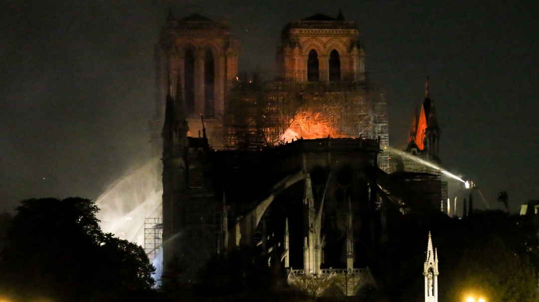 Obreros en Notre Dame violaron prohibición de fumar
