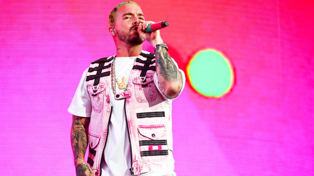 Duras críticas a J Balvin por trabajar con Chris Brown