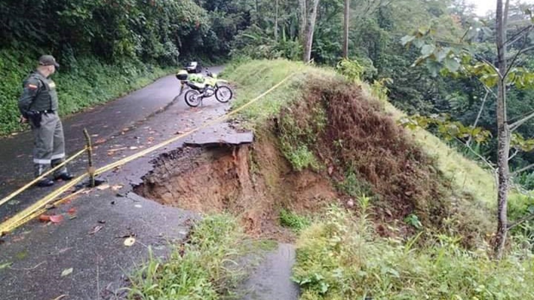 Cierran vía principal Río Verde - Pijao por inminente riesgo en Quindío