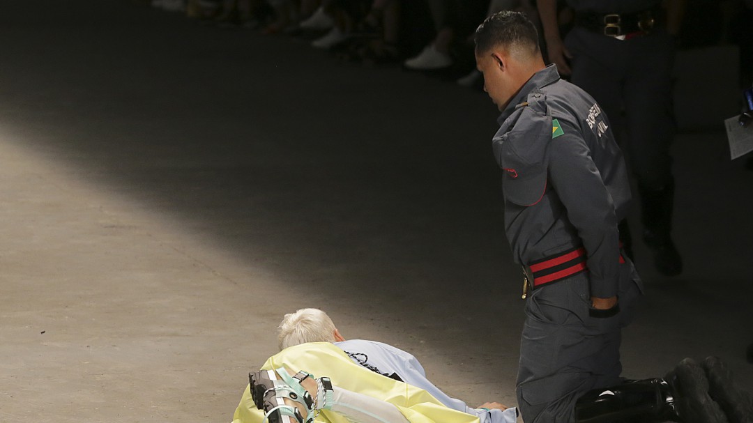 Modelo muere tras enfermarse y caer en pasarela en Sao Paulo