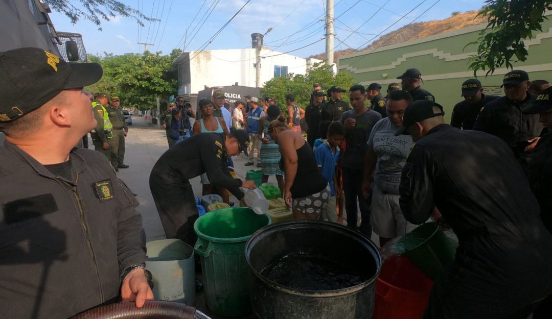 Con tanquetas del Esmad, la Policía abastece de agua a Santa Marta