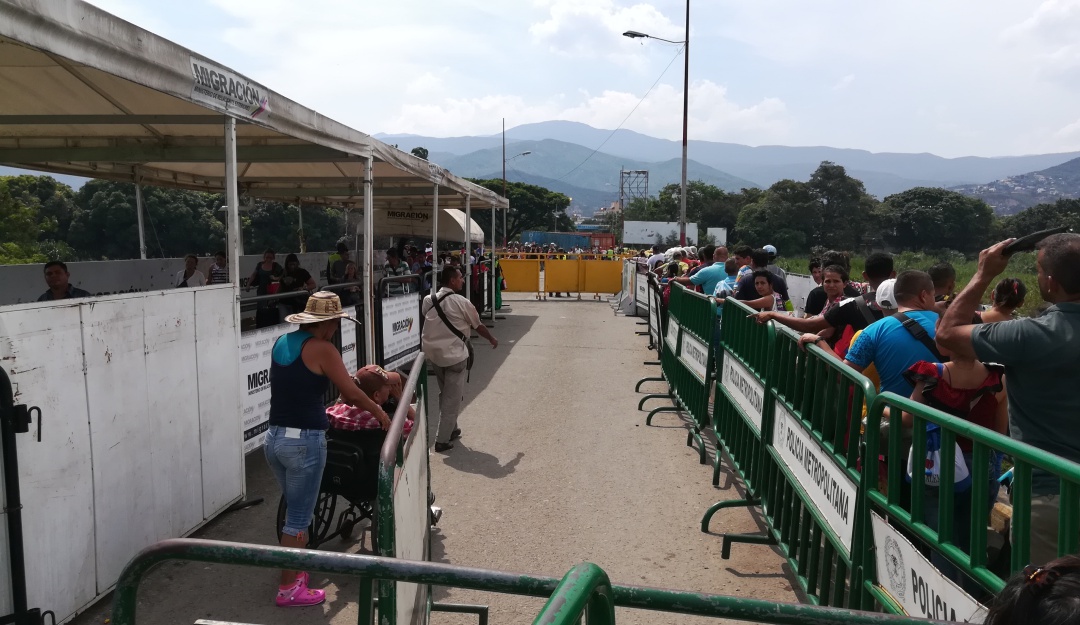 Paso por el puente internacional Simón Bolívar