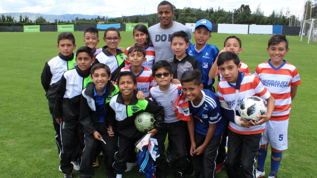 Fariñez y Silva compartieron con niños en la previa del clásico