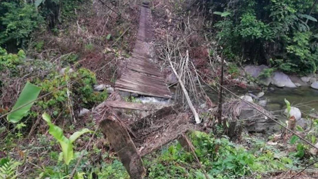 Campesinos piden reparar puente colgante y temen tragedia
