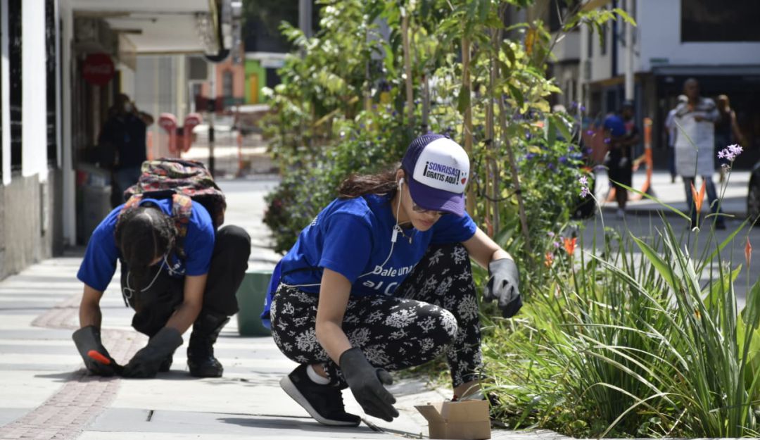 Voluntarios en el Centro de Medellín, recuperación espacio público: Ciudadanos dedicaron su domingo a limpiar el centro de Medellín