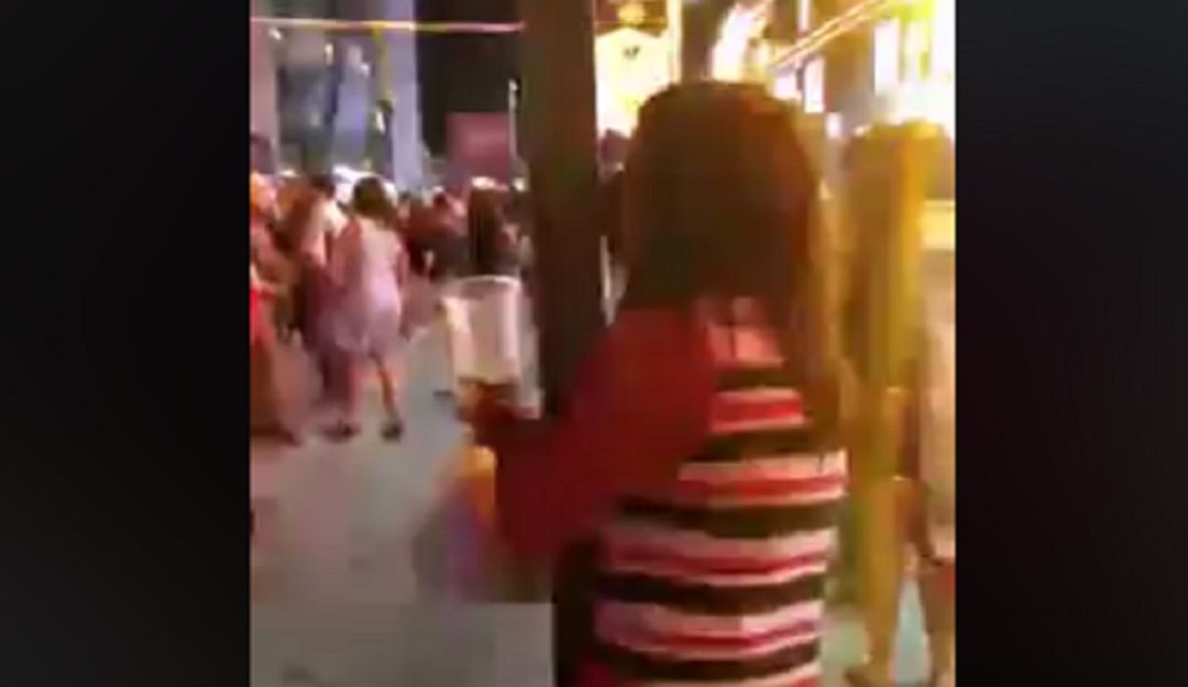 Mujer besa poste: Video: Mujer ebria besa un poste en México