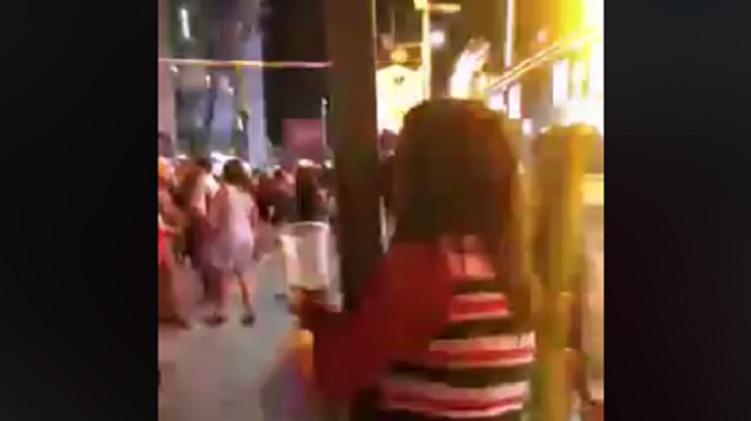 Video: Mujer ebria besa un poste en México
