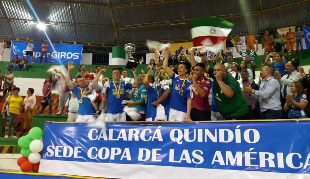 Caciques del Quindío recibiendo la Copa de las Américas zona norte de fútbol de salón.