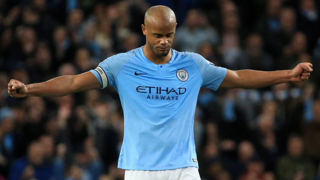 Un golazo de Kompany dejó al City a un triunfo del título