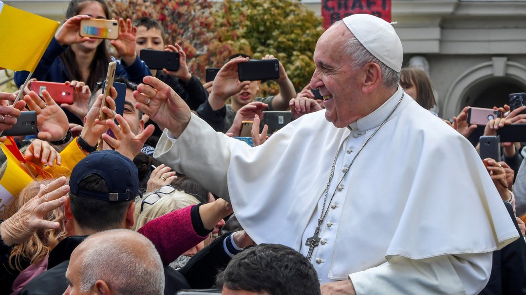 Papa: Nos hemos acostumbrado a comer el pan duro de la desinformación