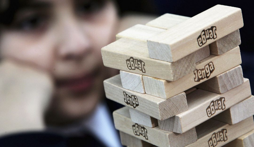 Perro jugando Jenga: Un labrador ‘experto’ en jugar Jenga la rompe en redes