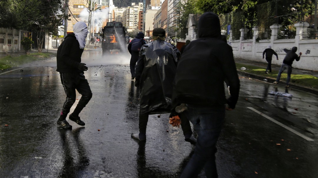 Persisten enfrentamientos entre estudiantes de la UP y el ESMAD
