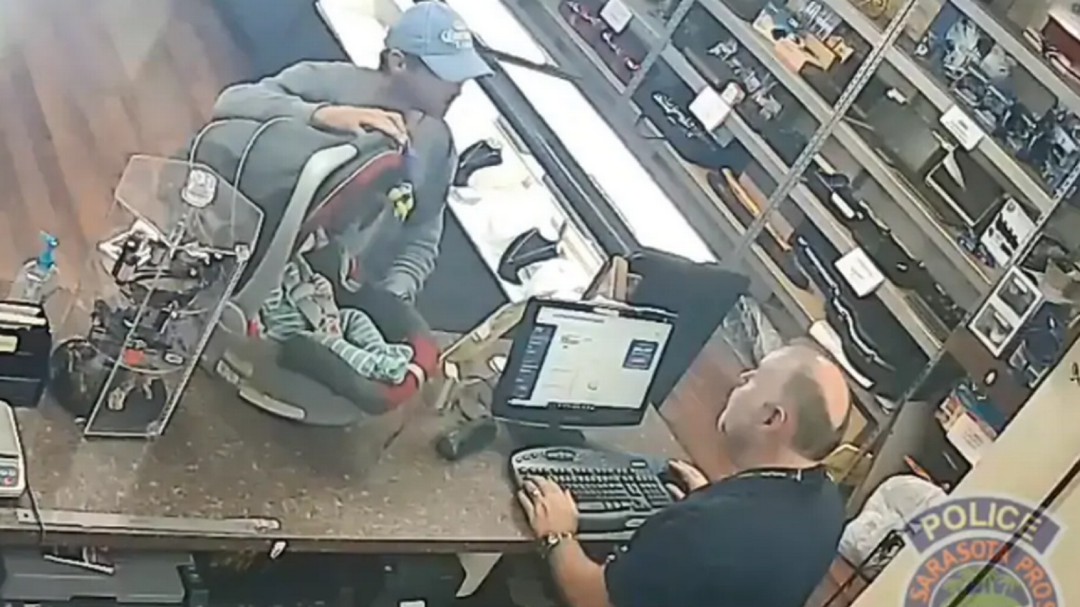 Hombre quiso empeñar a su bebé, pero al comerciante no le pareció gracioso