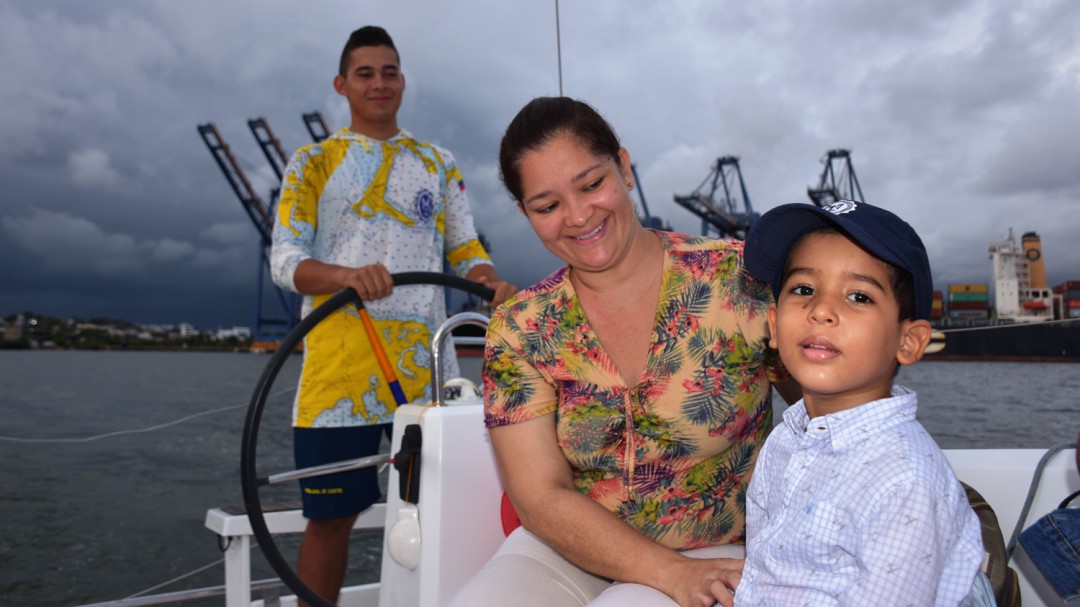 Escuela Naval cumple el sueño de navegar a niños con cáncer