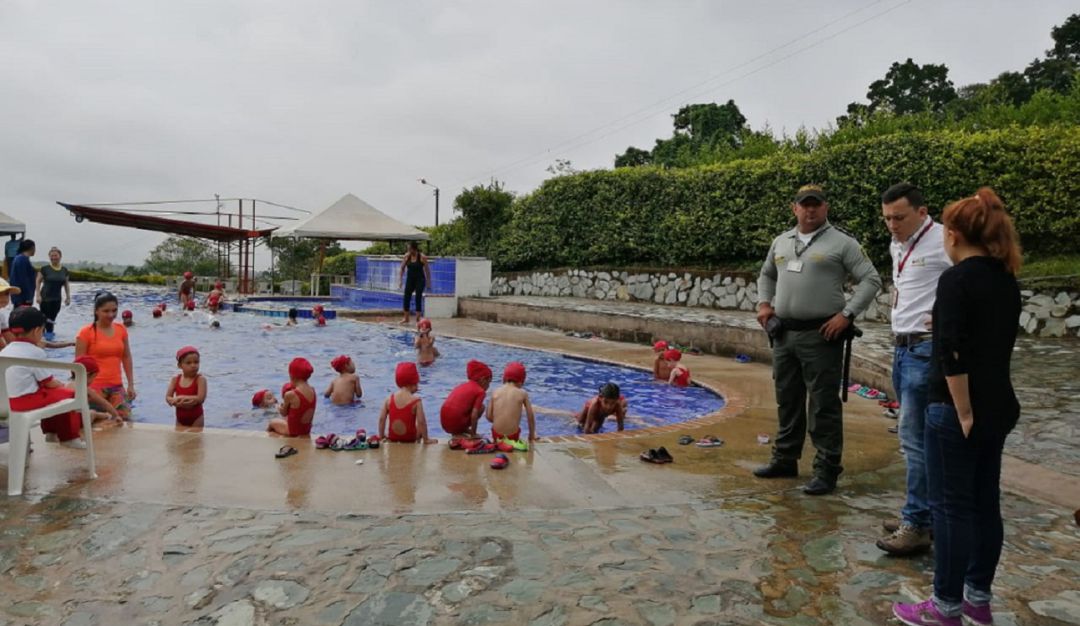 Controles a piscinas realiza la policía en Ibagué