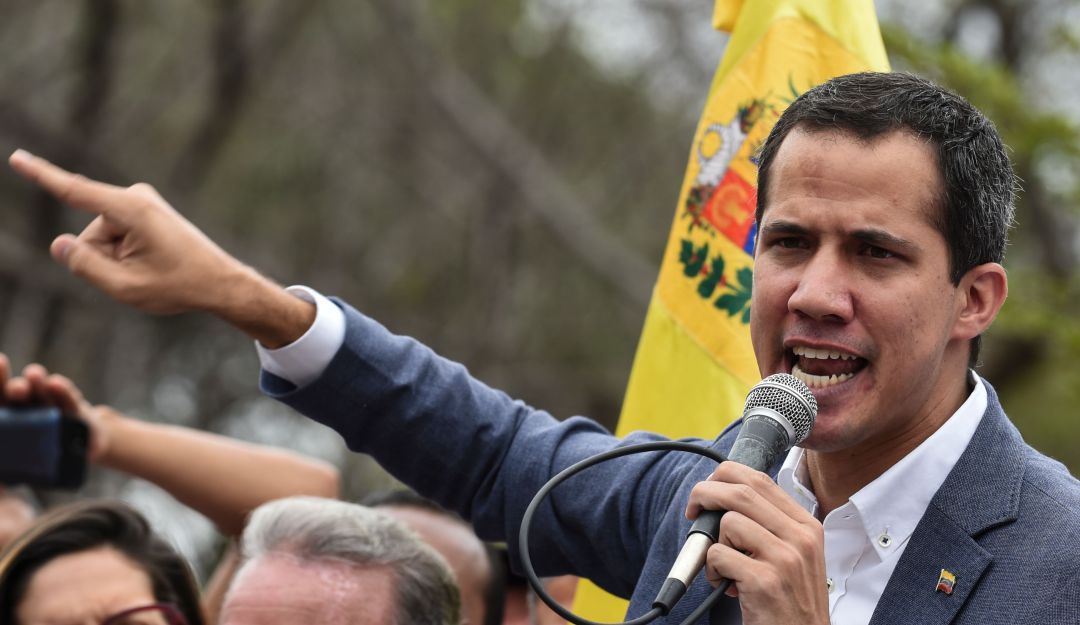 Guaidó pide a representante en EEUU coordinar cooperación con Comando Sur