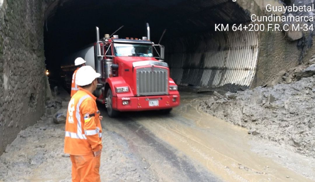 Derrumbe vía Bogotá -Villavicencio: Fuerte congestión vehicular en la vía Bogotá - Villavicencio por derrumbes