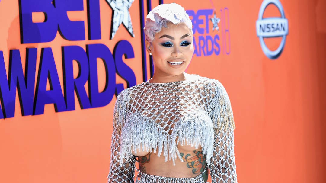 ¡Blac Chyna se quita los zapatos y los lanza a su peluquera!