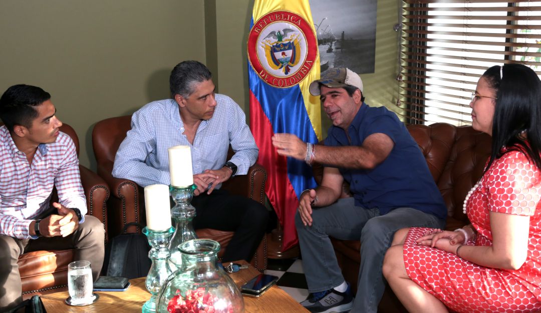 Alcalde Alejandro Char durante la entrega del cheque simbólico.