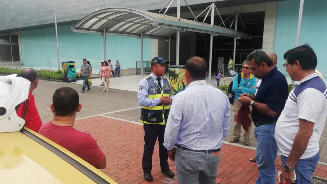 Orientan a taxistas para usar adecuadamente las bahías