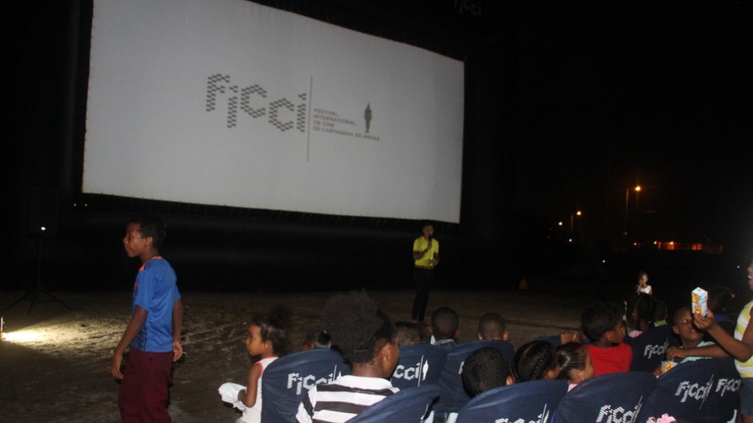 Los niños de La Perimetral en Cartagena, disfrutaron de una noche de Cine