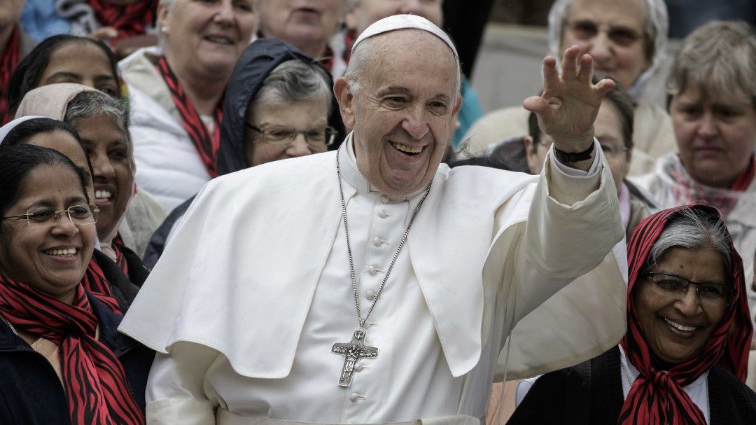 El papa da una lección de buen periodismo a los corresponsales en Italia
