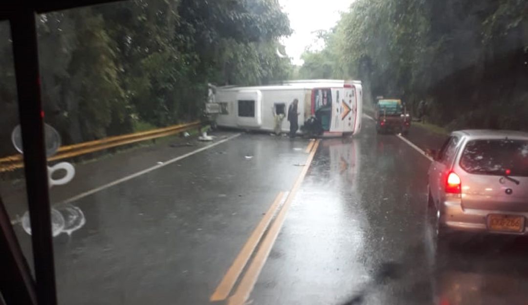 Valle: Una mujer fallecida y 19 heridos deja el volcamiento de un bus