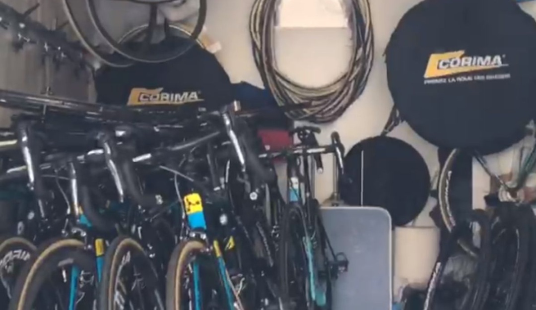 astana giro de italia: Postales del Giro: El Carro-Taller del Astana