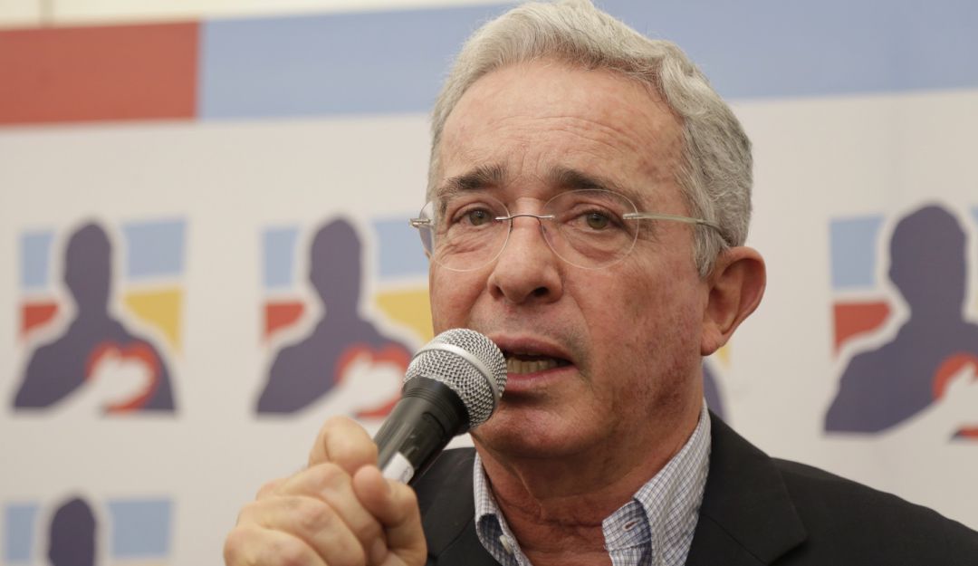 Trino de Alvaro Uribe: Autoridades preocupadas por Twitter del Senador Uribe