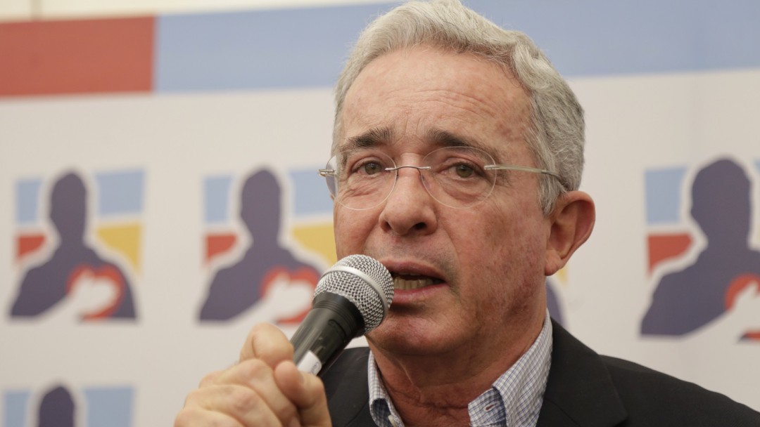 Autoridades preocupadas por Twitter del Senador Uribe