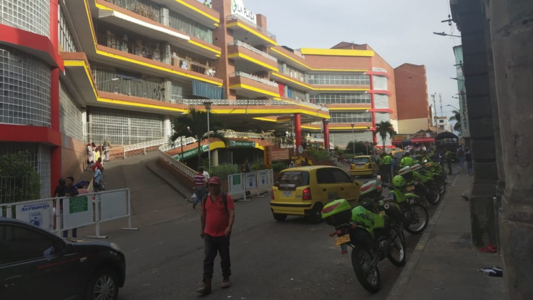 Con el helicóptero, policía efectúa operativos en plazas de mercado