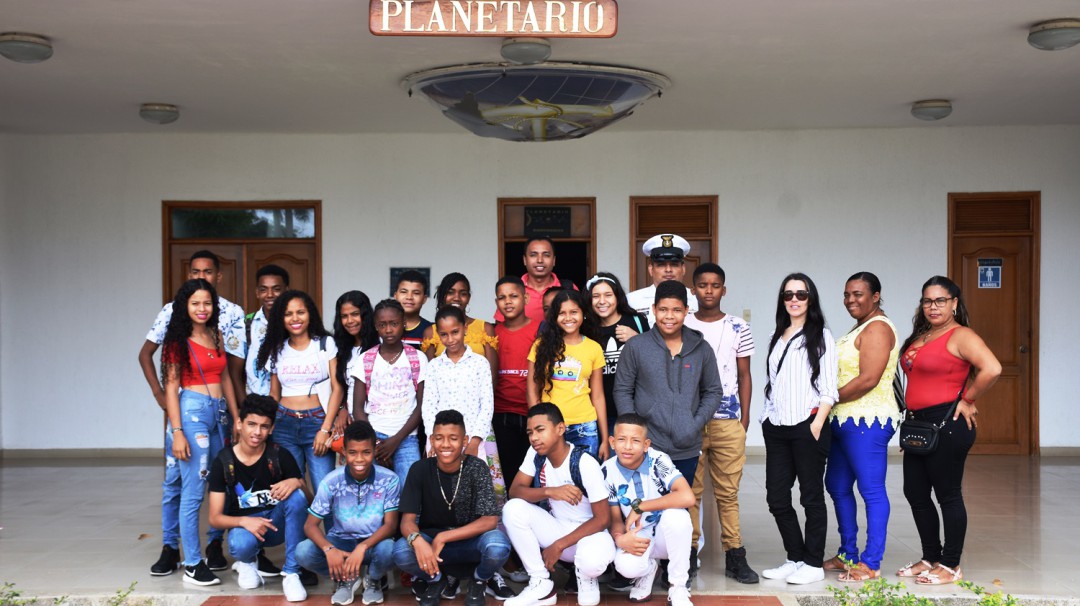Escuela Naval de cadetes recibe visita de jóvenes de la Fundación Mamonal
