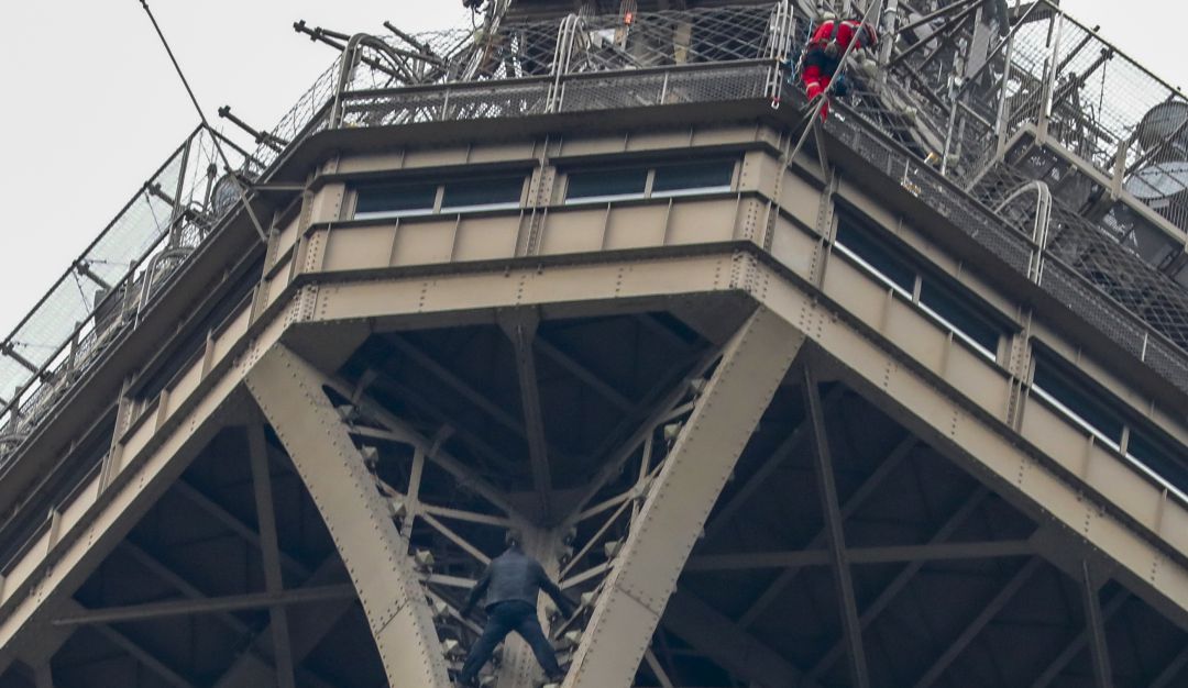Hombre escala la Torre Eiffel: Hombre que escaló Torre Eiffel fue “asegurado” por servicios de intervención