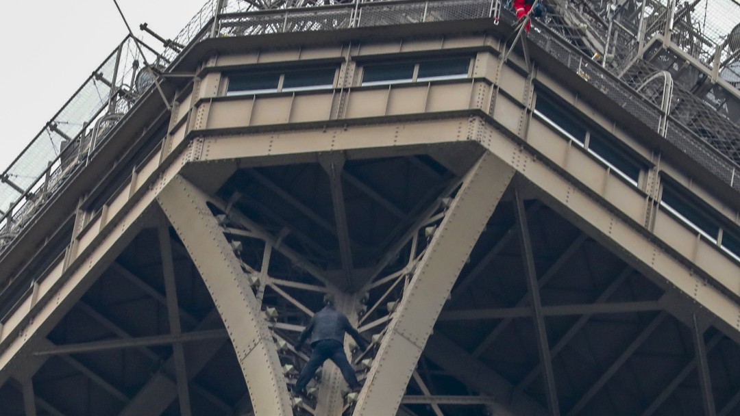 Hombre que escaló Torre Eiffel fue asegurado por servicios de intervención