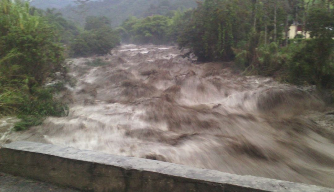 Mineros arrastrados por río en Valdivia desparecidos son buscados: Tres mineros fueron arrastrados por la quebrada Valdivia en Antioquia