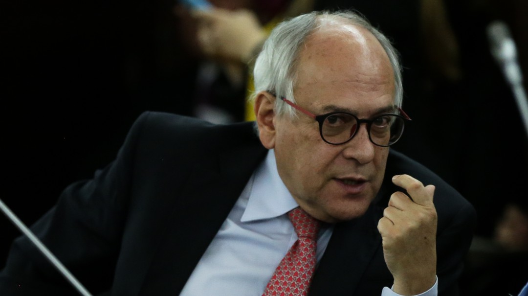 Familiares aseguran que senador José Obdulio Gaviria se encuentra estable
