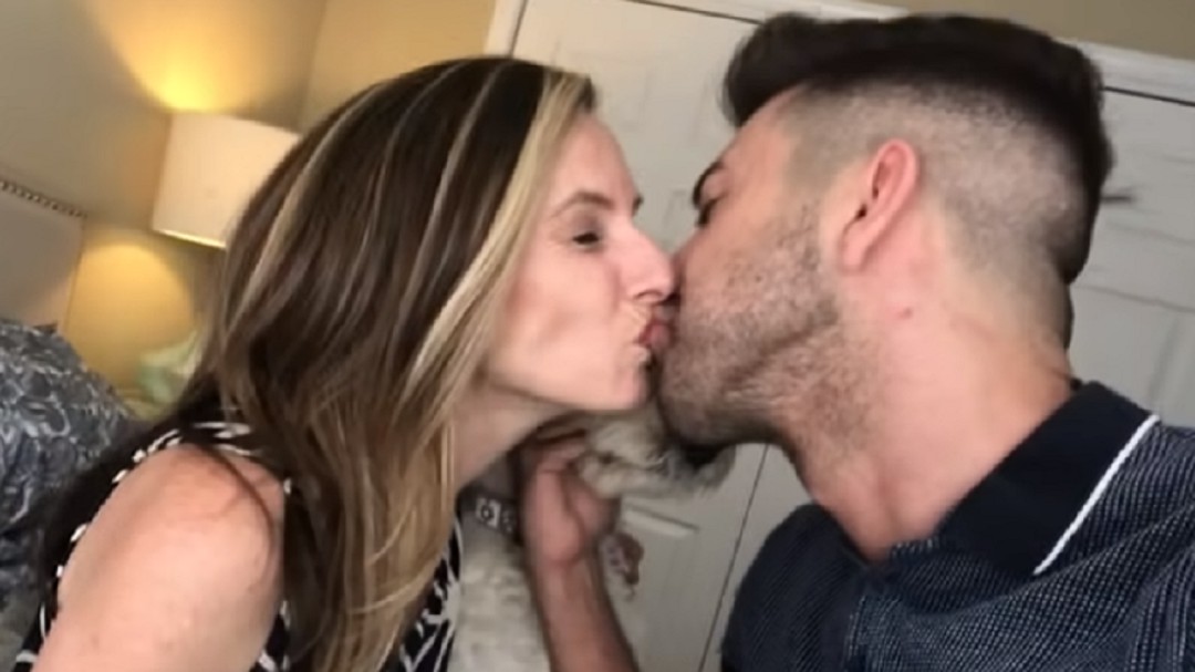 ¡Lo hizo de nuevo! Chris Monroe ahora subió un video besando a su mamá
