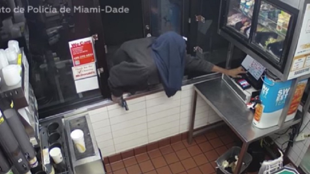 ¡Qué enredada! Así de mal le fue a este ladrón en un McDonald's