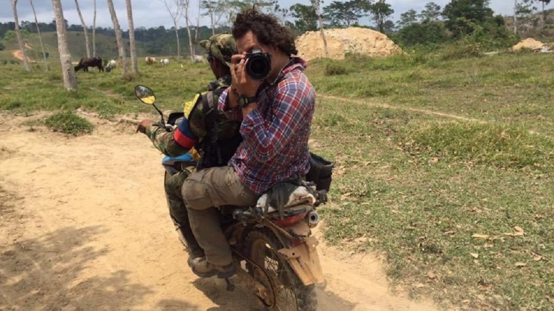 Periodista del NYT desmiente aparecer en foto publicada por senadora Cabal