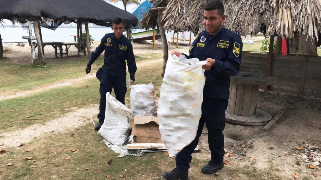 Armada lideró jornada de limpieza de playas en la zona insular de Cartagena