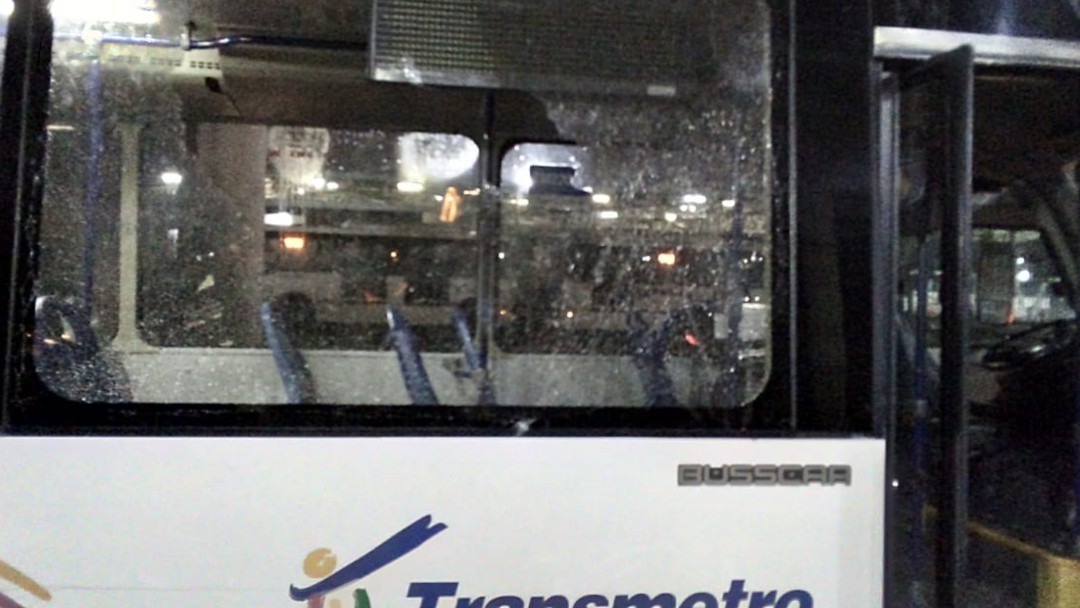 5 buses de Transmetro resultan afectados por protesta por falta de energía
