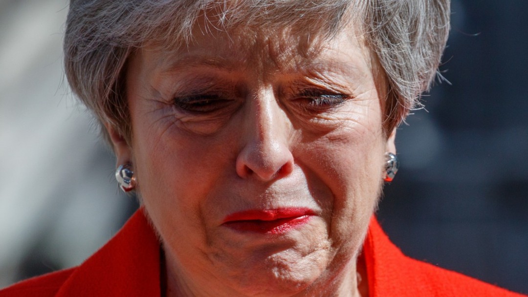 Theresa May anuncia su dimisión, derrotada por un Brexit imposible