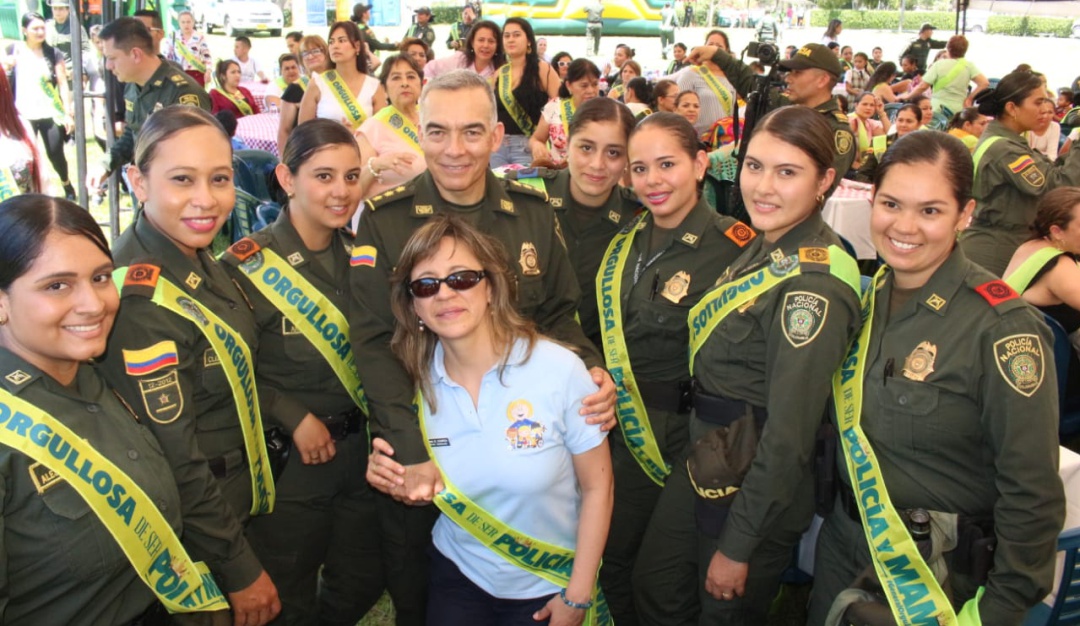 Celebración día de la madre: El director de la Policía celebró con las mamás