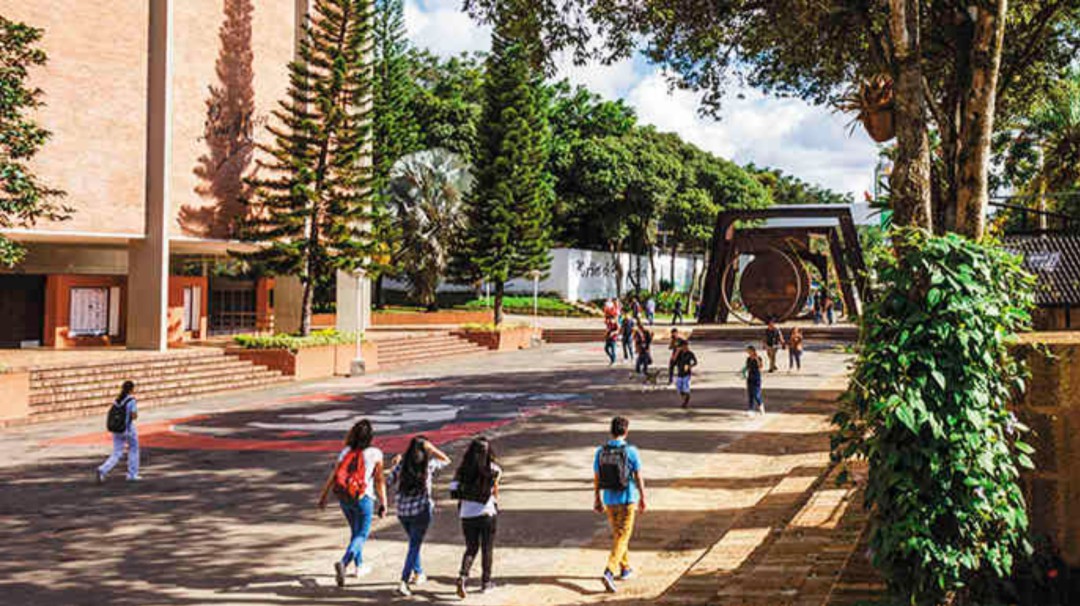 1439 estudiantes concursan por 300 becas universitarias