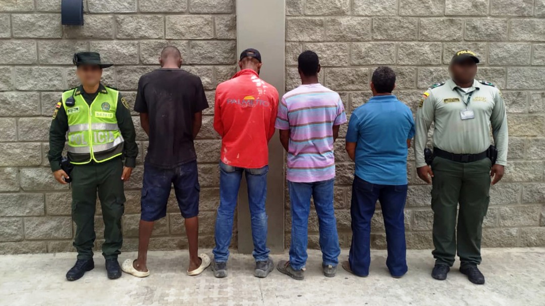 Mientras rellenaban terrenos de bajamar, capturan a 4 personas en Cartagena