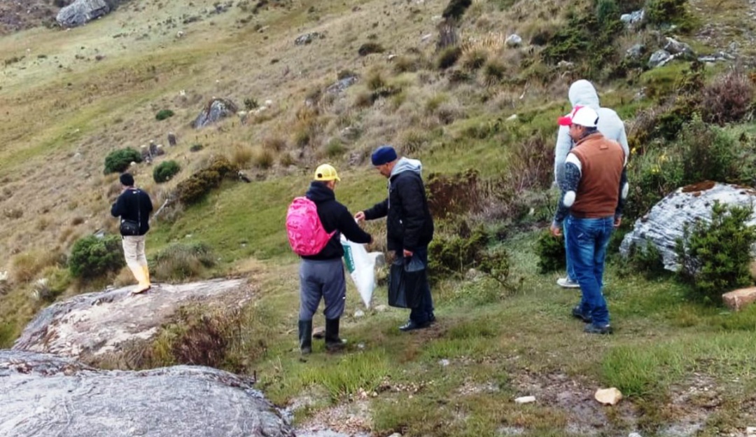 Mujer que se metió en una laguna en el páramo de Santúrban: Turismo indiscriminado afecta Páramo de Santurbán