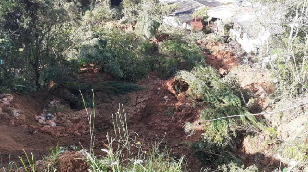 Evacúan diez casas por un deslizamiento de tierra en Envigado