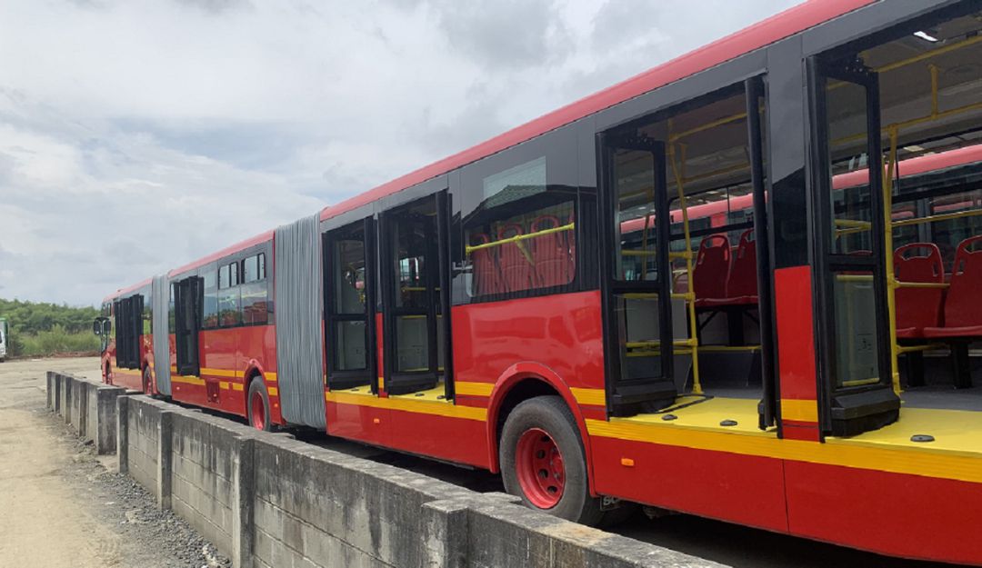 Así se ensamblan los nuevos buses de Transmilenio a gas